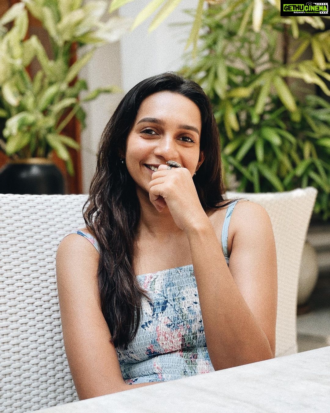 Sanchana Natarajan Instagram - Taught my friend how to take nice photos and now she won’t stop🤓 @shwetagai #nocomplaintsonlythanks