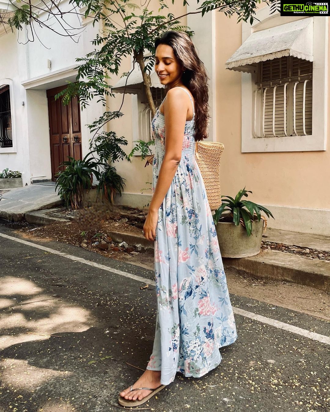 Sanchana Natarajan Instagram - Taught my friend how to take nice photos and now she won’t stop🤓 @shwetagai #nocomplaintsonlythanks
