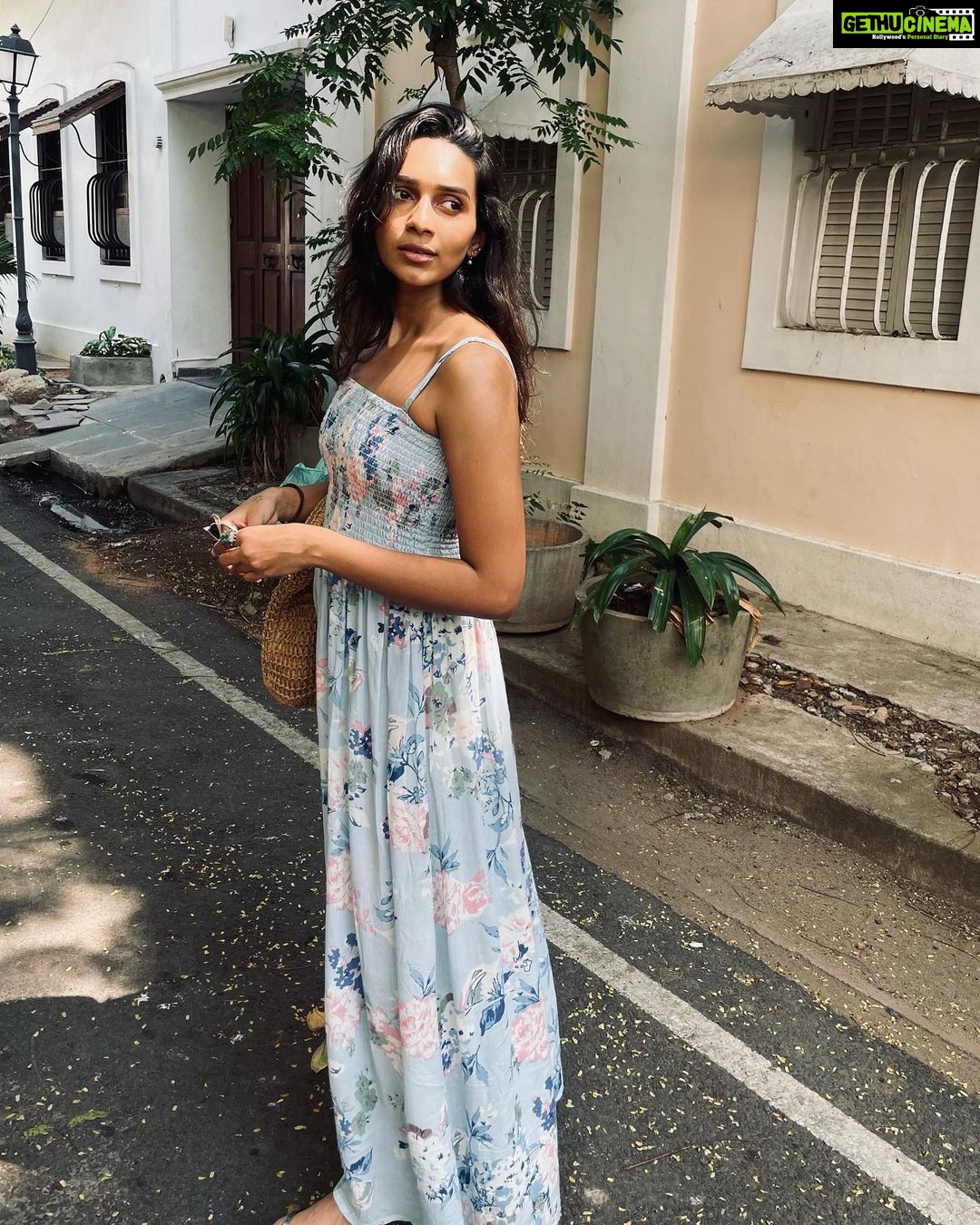 Sanchana Natarajan Instagram - Taught my friend how to take nice photos and now she won’t stop🤓 @shwetagai #nocomplaintsonlythanks