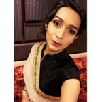 Sanchana Natarajan Instagram - Cannot explain the pain i had in my neck after taking this photo!So much struggle to take one selfie with proper lighting 🤦🏻‍♀️ #ennakodumasaravanan 😑