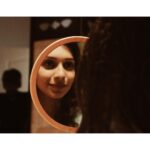 Sanchana Natarajan Instagram - when the photographer was clicking this picture i was really thinking that he is focusing on my face , but it turned out that he liked the mirror frame better 😑 #iamkidding #iwasnotsmilingintheotherpicturessohadtouploadthis 😝💩