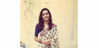 Sanchana Natarajan Instagram - The "i am wearing new sokka" smile😁😁 happy happy deepavali / diwali everyone !!!💥💃🏻