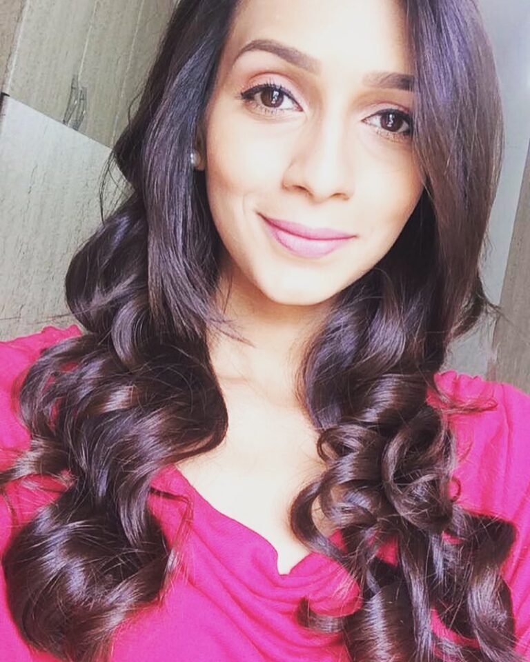 Sanchana Natarajan Instagram - Happy face, happy curls 💙