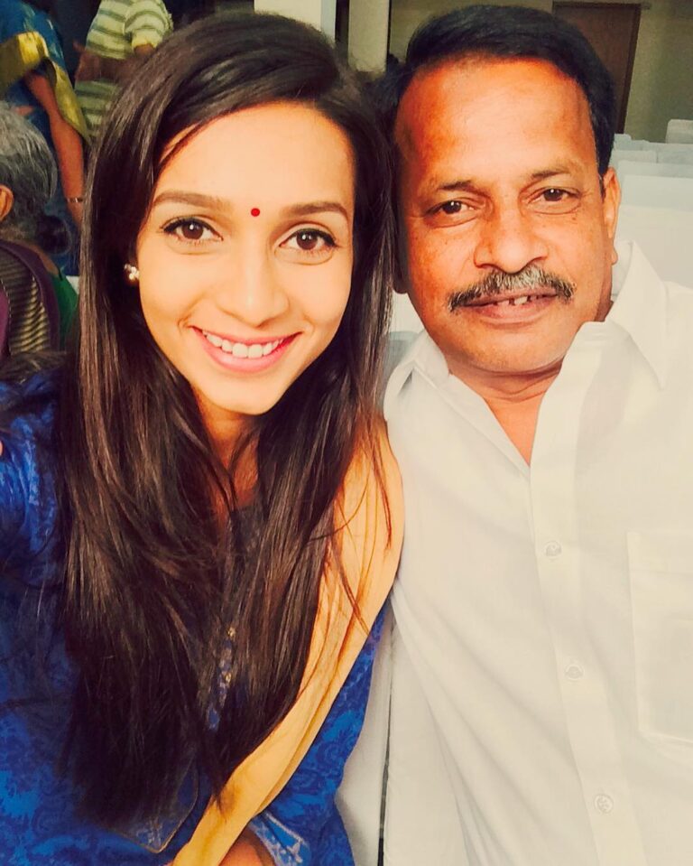 Sanchana Natarajan Instagram - I still cannot find a perfect word to describe the bond that i have with this man ❤️ #likefatherlikedaughter #myspecialone ☺️