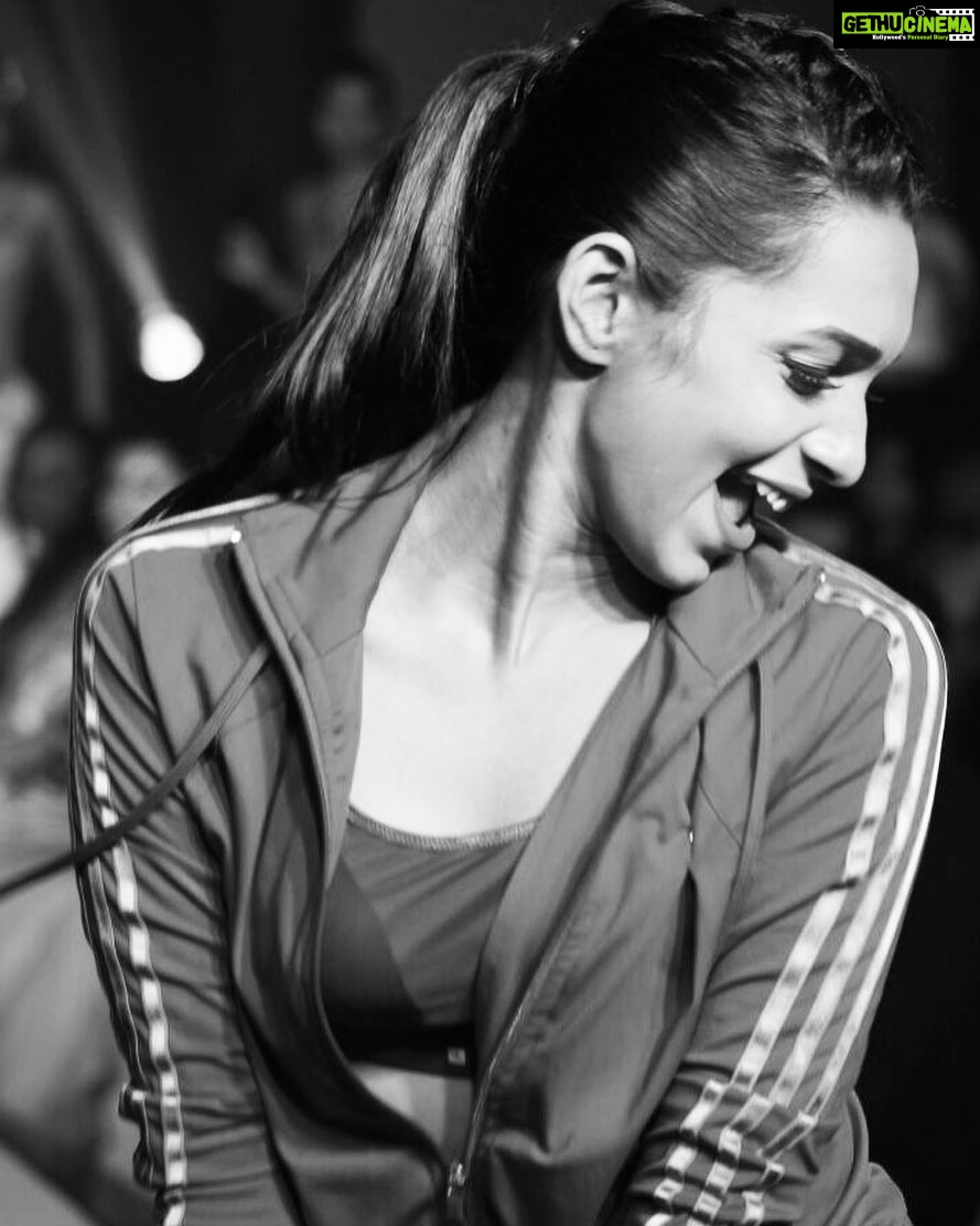 Sanchana Natarajan Instagram - ππ»and thats how u "dance like no one's watching",when everyone is actually watching u!ππ #oops