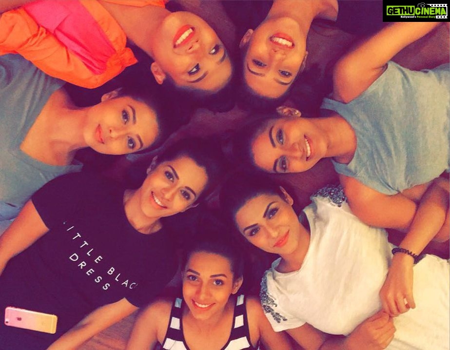 Sanchana Natarajan Instagram - This picture explains how happy all of us wer! To all the kondais,conversations,hunger&posing ...watta fun fun day it was😂💃 #somuchdrama #preshow #loves #sanjaygarg 😎