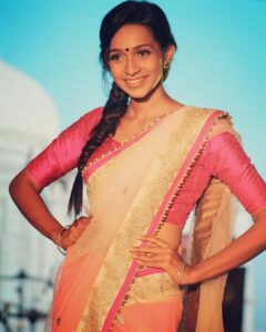 Sanchana Natarajan Instagram - The kudumba kuthu velaku look 💡🔆😂 P.c vithun😊