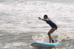 Sanchana Natarajan Instagram - The joy from doing something for the first time is incomparable 🏄🏻‍♀️
P.C- @soulmatesurfschool 
And thank you @actorshabeer  for the motivation 😁