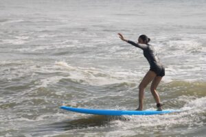 Sanchana Natarajan Instagram - The joy from doing something for the first time is incomparable 🏄🏻‍♀️
P.C- @soulmatesurfschool 
And thank you @actorshabeer  for the motivation 😁