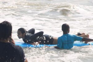 Sanchana Natarajan Instagram - The joy from doing something for the first time is incomparable 🏄🏻‍♀️
P.C- @soulmatesurfschool 
And thank you @actorshabeer  for the motivation 😁