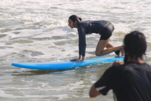 Sanchana Natarajan Instagram - The joy from doing something for the first time is incomparable 🏄🏻‍♀️
P.C- @soulmatesurfschool 
And thank you @actorshabeer  for the motivation 😁
