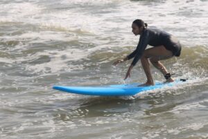 Sanchana Natarajan Instagram - The joy from doing something for the first time is incomparable 🏄🏻‍♀️
P.C- @soulmatesurfschool 
And thank you @actorshabeer  for the motivation 😁