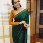Sanchana Natarajan Instagram - Sitting at home and waiting for my next set of friends to get married after everything gets better so i can dress up and be happy like this🥴 📷- @abi_bi_bu ❤️ Hair- @raisedbrowsbybhavani ❤️ Blouse- @razak_creations