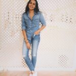 Sanchana Natarajan Instagram - Denim on the outside but dying inside🙄 #whatwasithinking? #wearingdenimtoasafari🤦🏻‍♀️