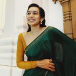 Sanchana Natarajan Instagram - Sitting at home and waiting for my next set of friends to get married after everything gets better so i can dress up and be happy like this🥴 📷- @abi_bi_bu ❤️ Hair- @raisedbrowsbybhavani ❤️ Blouse- @razak_creations