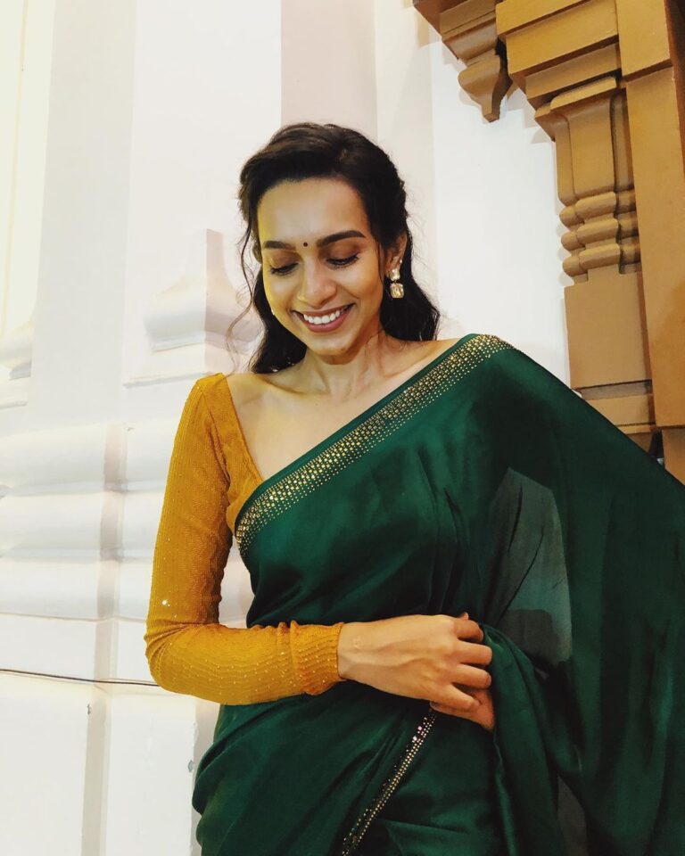 Sanchana Natarajan Instagram - Sitting at home and waiting for my next set of friends to get married after everything gets better so i can dress up and be happy like this🥴 📷- @abi_bi_bu ❤️ Hair- @raisedbrowsbybhavani ❤️ Blouse- @razak_creations