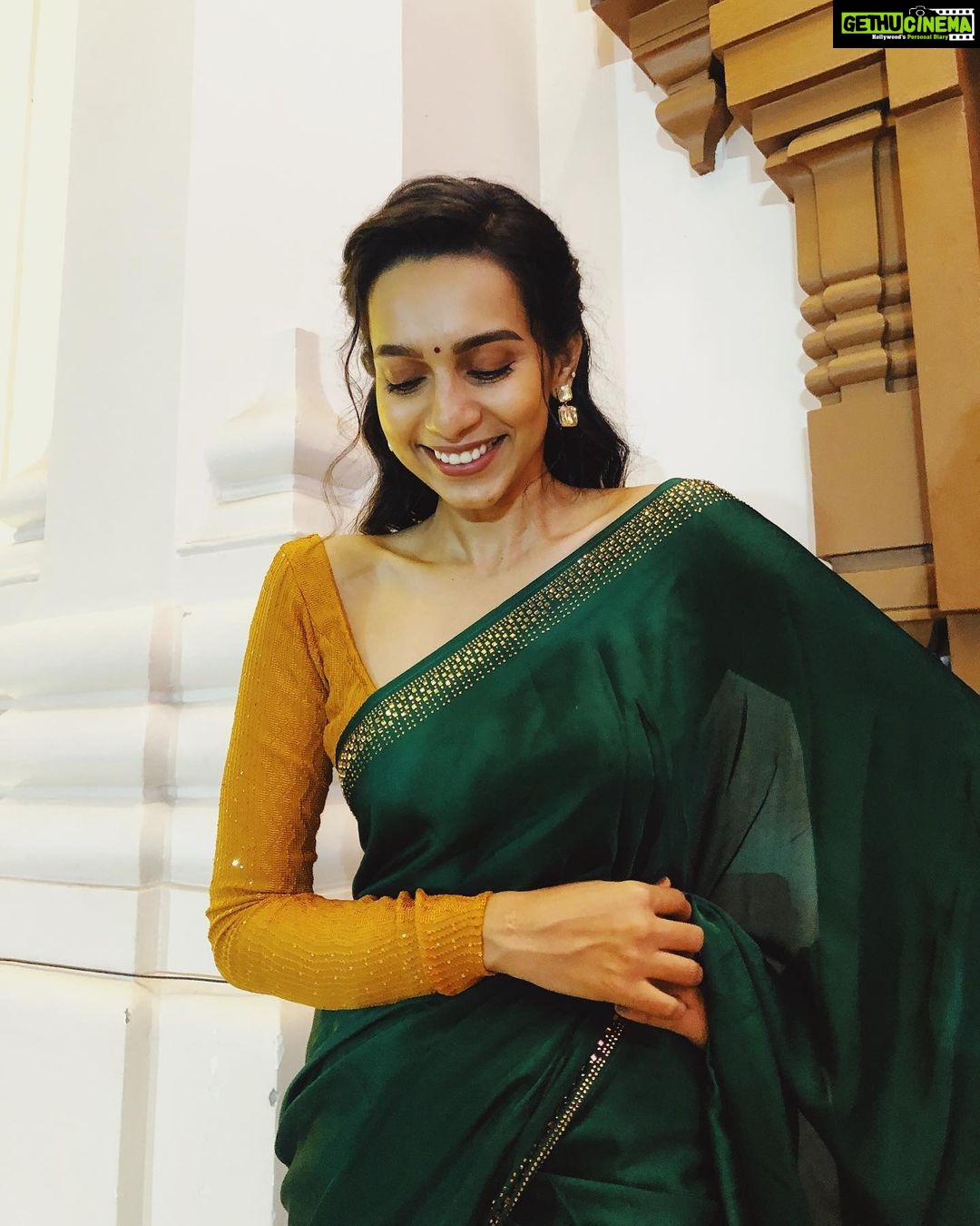 Sanchana Natarajan Instagram - Sitting at home and waiting for my next set of friends to get married after everything gets better so i can dress up and be happy like this🥴 📷- @abi_bi_bu ❤️ Hair- @raisedbrowsbybhavani ❤️ Blouse- @razak_creations