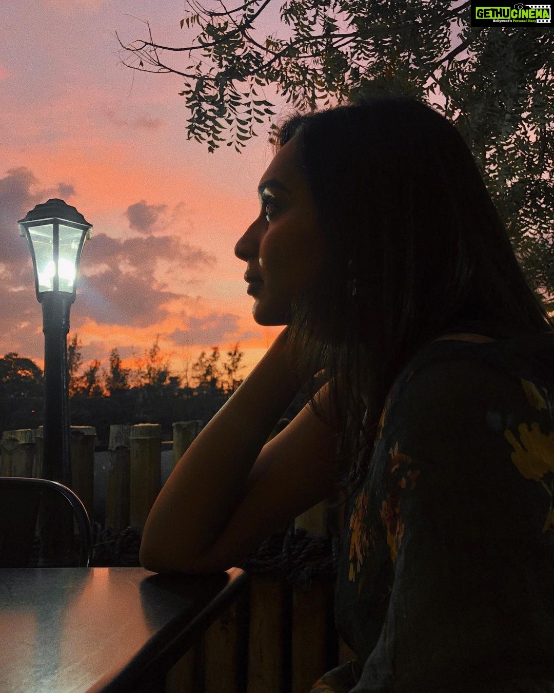 Sanchana Natarajan Instagram - Hangry but distracted by the sunset.🤯
