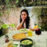 Sanchana Natarajan Instagram – Salad with a side of pizza🥗🍕 #becausebalancebaby 
#alsobecauseimindecisive 🤓