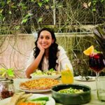 Sanchana Natarajan Instagram - Salad with a side of pizza🥗🍕 #becausebalancebaby #alsobecauseimindecisive 🤓
