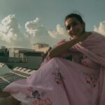 Sanchana Natarajan Instagram - கண்களே பாஷையாய் கைகளே.. ஆசையாய் 💜