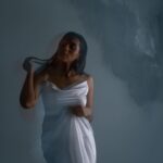 Sanchana Natarajan Instagram - Fade out🌪 Photographed by @ajaykumar_elango Makeup: @makeupwithshruthi Hair: @suganthi.themua Stylist: @neelam_stylist White outfit: @tamaarachennai
