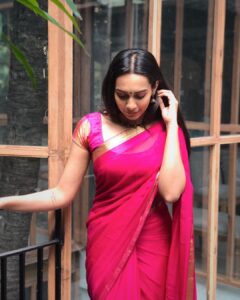 Sanchana Natarajan Instagram - If y’all thought i will get over this saree phase very soon then I’m sorry to say this but no it’s never going to happen 😝 #anotherdayanothersaree