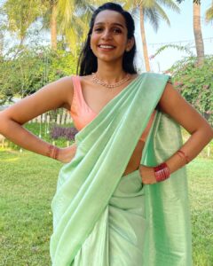 Sanchana Natarajan Instagram - Million pictures in my phone but the one i like is in which my eyes are half shut🤦🏻‍♀️ #whyamilikethis? @shwetagai my new personal fotografer🥰 Saree- @aikyatha Blouse- @razak_creations Hair- @puii_c_ammy