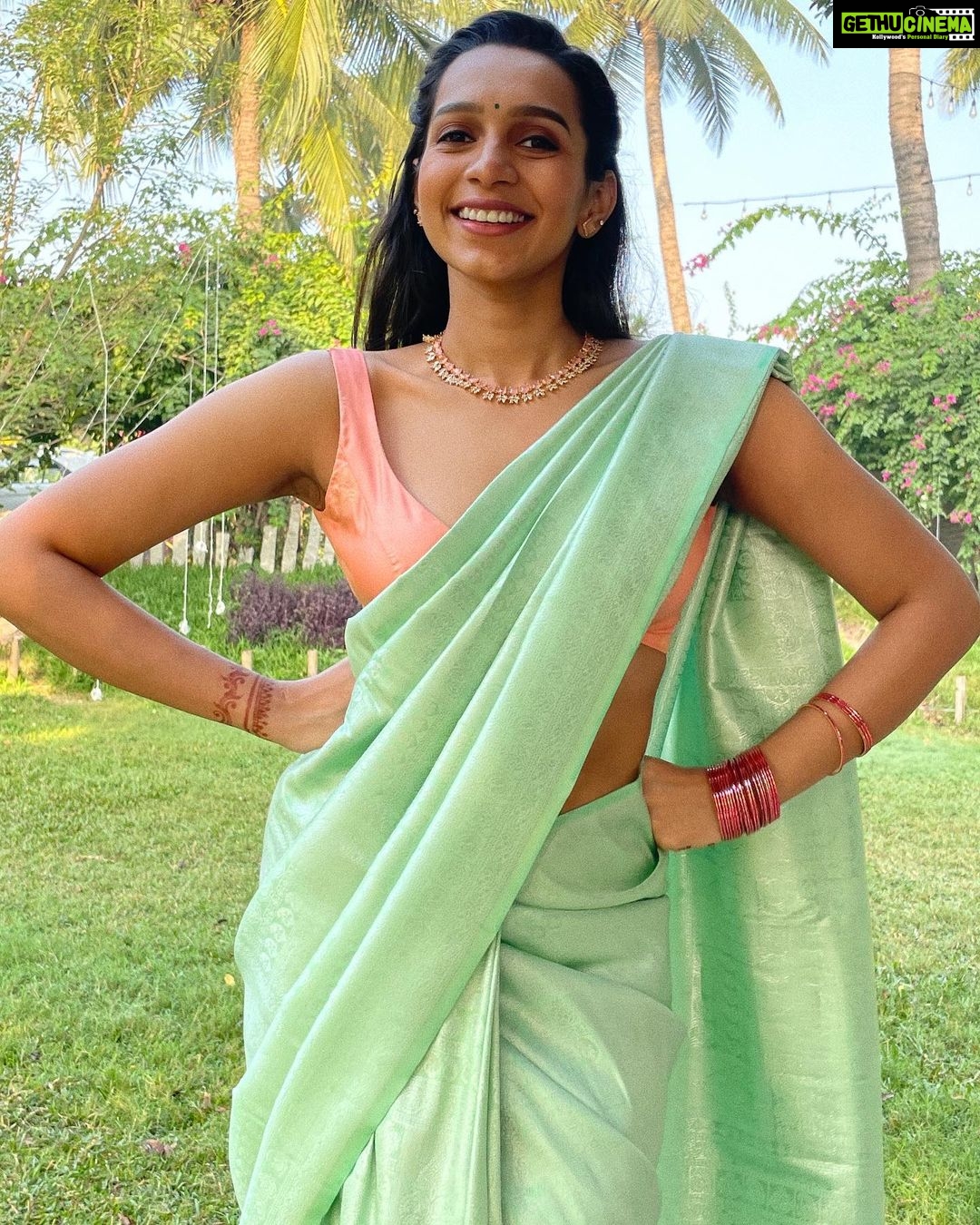 Sanchana Natarajan Instagram - Million pictures in my phone but the one i like is in which my eyes are half shut🤦🏻♀️ #whyamilikethis? @shwetagai my new personal fotografer🥰 Saree- @aikyatha Blouse- @razak_creations Hair- @puii_c_ammy