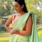 Sanchana Natarajan Instagram - Million pictures in my phone but the one i like is in which my eyes are half shut🤦🏻‍♀️ #whyamilikethis? @shwetagai my new personal fotografer🥰 Saree- @aikyatha Blouse- @razak_creations Hair- @puii_c_ammy
