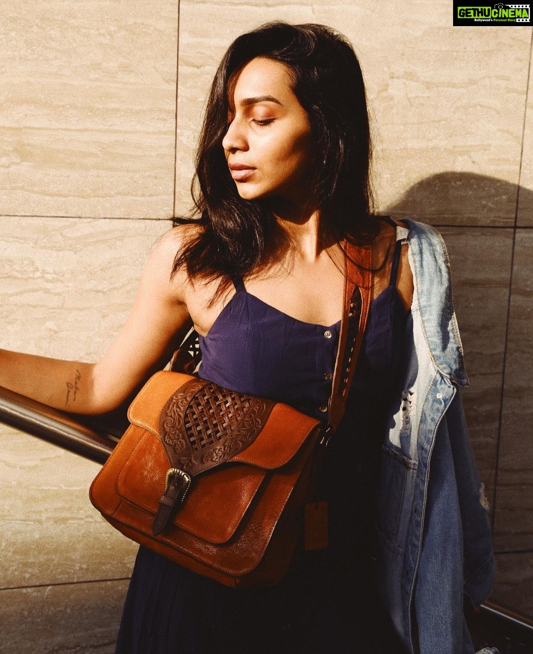 Sanchana Natarajan Instagram - You just need a Pop of colour to brighten up any look and Hidesign’s new range of colours, Sapphire and Tangerine does just that 💫 Get your hands on these beauties and shop for the Maasai and Wildwest Collections at the newly opened Hidesign store in Pondy Bazaar, T Nagar. #Hidesign Shot by my best girl @vinsaa_06 ❤️