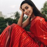 Sanchana Natarajan Instagram - @mahaveers.thesilkpeople Is Now Online! With so many varieties to choose from!!they are famous for their Soft Silks, Kanjivaaram, Tussar, Banarasi & Special Weaves. Head over to their website now to get a special discount by using the code- SANCH15 to get a 15% off on all your purchases. #thesilkpeople Shot by- @thestoryteller_india ✨