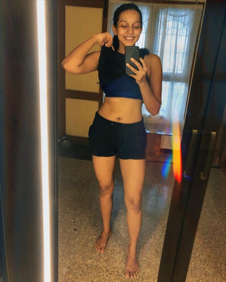 Sanchana Natarajan Instagram - Strong abs has always been a dream.🤤 @bratzlife_by_bharat made sure i had to struggle for 4 weeks to get them. Now let’s hope I don’t take them for granted🤦🏻‍♀️😝.