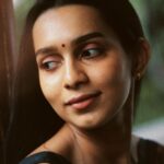 Sanchana Natarajan Instagram - மாலை நிலவின் மரகத மஞ்சள் எல்லாம் தங்கும் உந்தன் நெஞ்சில்.. 📷- @dwarakesh.iyengar