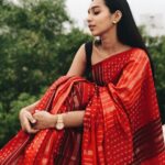 Sanchana Natarajan Instagram - @mahaveers.thesilkpeople Is Now Online! With so many varieties to choose from!!they are famous for their Soft Silks, Kanjivaaram, Tussar, Banarasi & Special Weaves. Head over to their website now to get a special discount by using the code- SANCH15 to get a 15% off on all your purchases. #thesilkpeople Shot by- @thestoryteller_india ✨