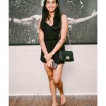 Sanchana Natarajan Instagram – @bratzlife_by_bharat found an easier way to look fitter😬🤷🏻‍♀️ #somanysundelis
#pazhanipadikattucomingsoon 💩