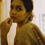 Sanchana Natarajan Instagram - இமை விரல்களில் காற்றாய் கை வீசு மலர் படுக்கையில் மெளனம் நீ பேசு காதலே..