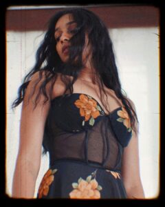 Sanchana Natarajan Instagram - Autumn leaves under frozen souls. @ri.shi.ka @suresh.menon