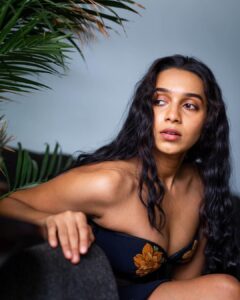 Sanchana Natarajan Instagram - Sunshine on a rainy day. 📷- @ri.shi.ka Wearing- @suresh.menon