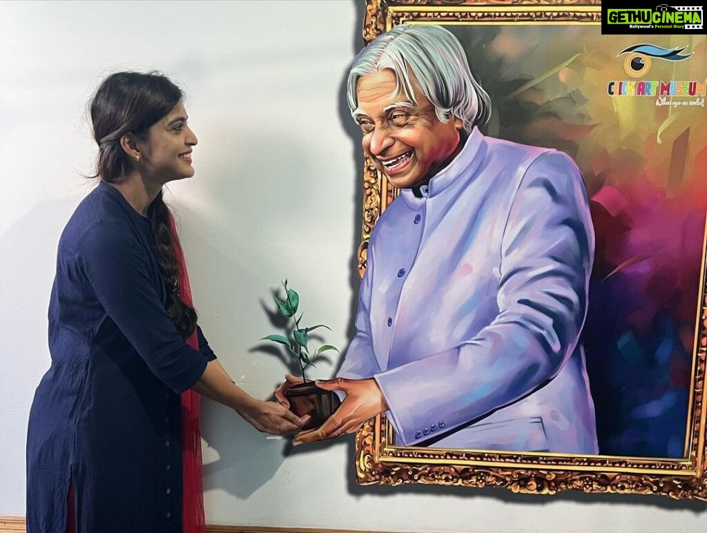 Sanchita Shetty Instagram - Former President APJ Abdul Kalam Blessed to Visit the house where Abdul Kalam Sir lived In Rameshwaram 🙏🙏 Blessed to meet Saleem Sir & his father huge respect 🙏🙏 Thankful & grateful to Senduran Sir For this opportunity 🙏 Received the Book APJ Abdul Kalam ‘The Righteous Life’ 🙏🙏 One Of my best moments in my life 🙏❤️ Abdul Kalam Sir is always an inspiration for you all the children and youth youngsters I am one of them today feel proud & blessed meet the Abdul Kalam Sir family 🙏🙏 “ Simple living high thinking “ #apjabdulkalam #rameshwaram #presidentofindia #apjabdulkalam #sanchita #sanchitashetty #spreadlovepositivity ❤️