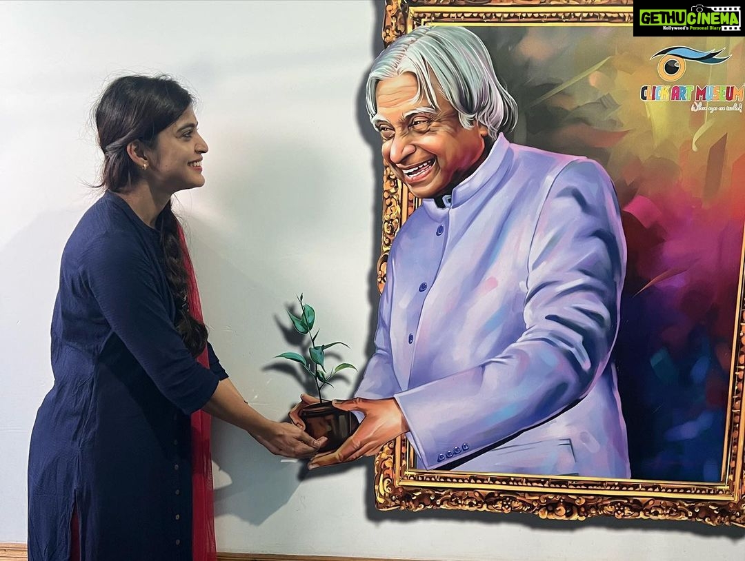 Sanchita Shetty Instagram - Former President APJ Abdul Kalam Blessed to Visit the house where Abdul Kalam Sir lived In Rameshwaram ππ Blessed to meet Saleem Sir & his father huge respect ππ Thankful & grateful to Senduran Sir For this opportunity π Received the Book APJ Abdul Kalam βThe Righteous Lifeβ ππ One Of my best moments in my life πβ€οΈ Abdul Kalam Sir is always an inspiration for you all the children and youth youngsters I am one of them today feel proud & blessed meet the Abdul Kalam Sir family ππ β Simple living high thinking β #apjabdulkalam #rameshwaram #presidentofindia #apjabdulkalam #sanchita #sanchitashetty #spreadlovepositivity β€οΈ
