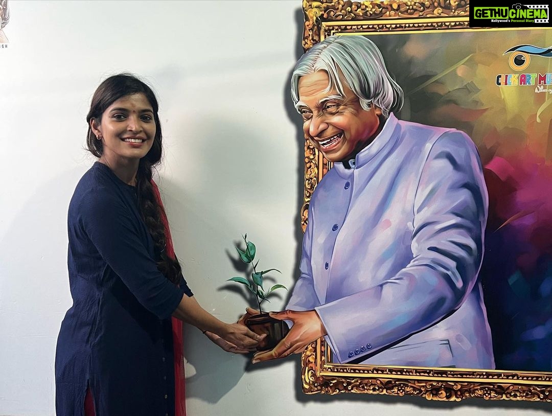 Sanchita Shetty Instagram - Former President APJ Abdul Kalam Blessed to Visit the house where Abdul Kalam Sir lived In Rameshwaram ππ Blessed to meet Saleem Sir & his father huge respect ππ Thankful & grateful to Senduran Sir For this opportunity π Received the Book APJ Abdul Kalam βThe Righteous Lifeβ ππ One Of my best moments in my life πβ€οΈ Abdul Kalam Sir is always an inspiration for you all the children and youth youngsters I am one of them today feel proud & blessed meet the Abdul Kalam Sir family ππ β Simple living high thinking β #apjabdulkalam #rameshwaram #presidentofindia #apjabdulkalam #sanchita #sanchitashetty #spreadlovepositivity β€οΈ