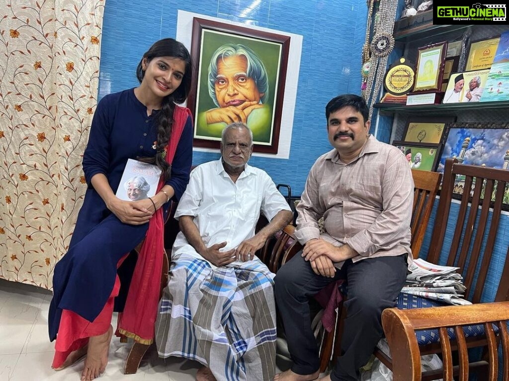 Sanchita Shetty Instagram - Former President APJ Abdul Kalam Blessed to Visit the house where Abdul Kalam Sir lived In Rameshwaram 🙏🙏 Blessed to meet Saleem Sir & his father huge respect 🙏🙏 Thankful & grateful to Senduran Sir For this opportunity 🙏 Received the Book APJ Abdul Kalam ‘The Righteous Life’ 🙏🙏 One Of my best moments in my life 🙏❤️ Abdul Kalam Sir is always an inspiration for you all the children and youth youngsters I am one of them today feel proud & blessed meet the Abdul Kalam Sir family 🙏🙏 “ Simple living high thinking “ #apjabdulkalam #rameshwaram #presidentofindia #apjabdulkalam #sanchita #sanchitashetty #spreadlovepositivity ❤️