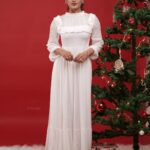 Saniya Iyappan Instagram - Merry Christmas 🎄🥂 Photography : @yaami____ Styling : @swathi_kunjan Outfit : @_susan_lawrence_ Mua : @samson_lei Jewelleries : @meralda.jewels Decor : @thegreindale Studio : @thestudioloc Studio Loc