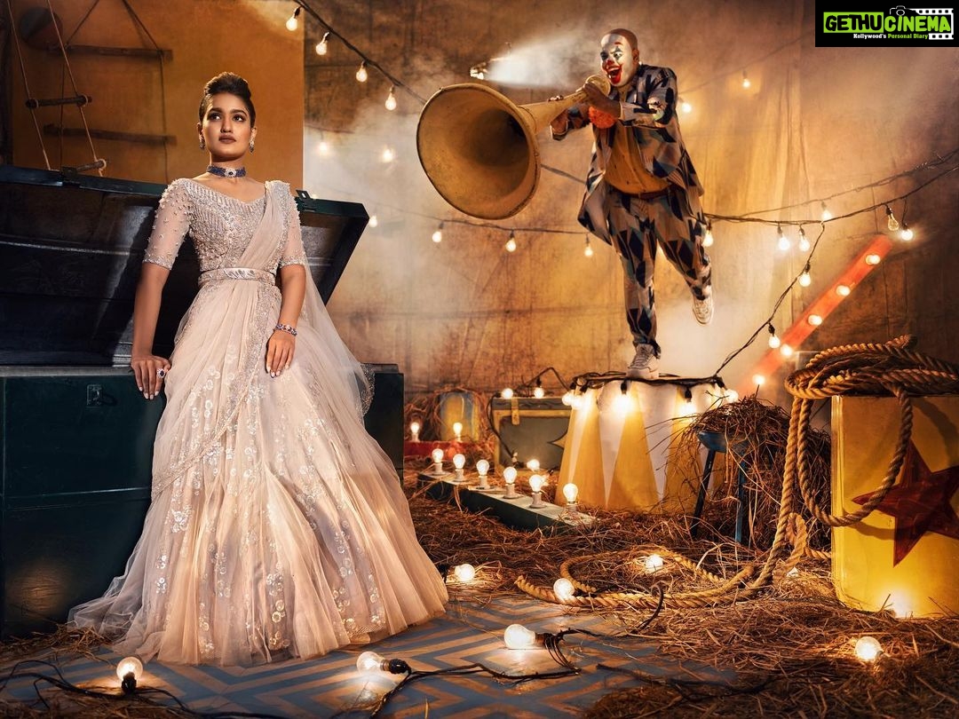 Saniya Iyappan Instagram - ✨ JEUNE MAREE X AMAERA JEWELS . . Bridal Outfit: @jeunemaree Jewellery: @amaera_jewels Production house: @fashionmongerproductions Director: @fashionmongerachu Stills: @arunmathewphotography Art: @sunil_george Makeup and hair: @unnips Stylist:@amrutha_c_r Guest Artist : @arunsunny