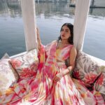 Saniya Iyappan Instagram - 🌸 . . Photography : @yaami____ Designer and stylist : @asaniya_nazrin Outfit : @mloft_by_joeljacobmathew Earring : @mirach_official Udaipur - The City of Lakes