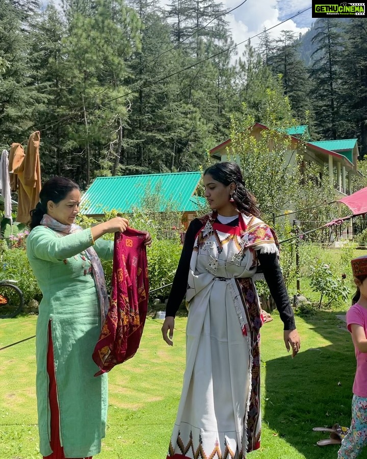 Saniya Iyappan Instagram - Day 4✨ Living my life’s best memories.. Meeting AmarJi and his family was one of my favourites from the list. ❤️✨ Kasol, Himachal Pradesh, India