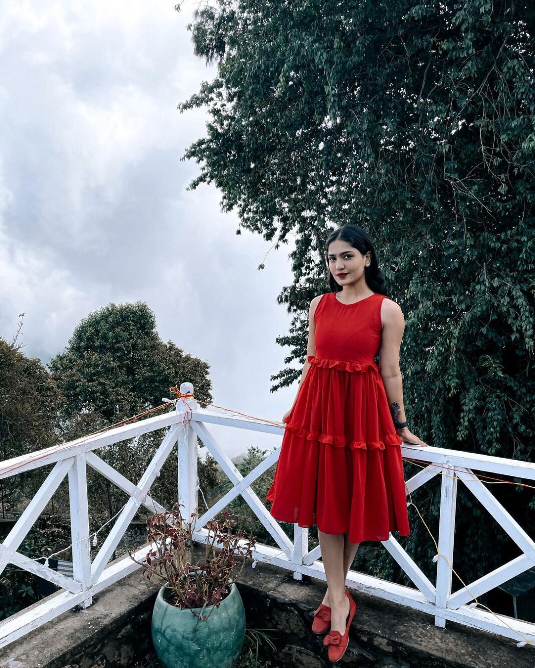 Saniya Iyappan Instagram - Page one of 365 days. Starting fresh with a new year but with the same dreams. Happy New Year!! @villaretreat Thank you for hosting us!! Wearing : @bellarobelabel Photography : @yaami____ Villa Retreat, Kodaikanal