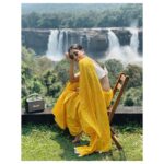Saniya Iyappan Instagram - 💛 Location : @stayrainforest Photography : @yaami____ Outfit : @theabayasouq Styling : @asaniya_nazrin Rainforest Athirapally
