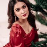 Saniya Iyappan Instagram – 🍒🥂🎄
 
Mua : @samson_lei 
Styling : @swathi_kunjan 
Outfit : @_susan_lawrence_ 
Photography : @yaami____ 
Jewelleries : @meralda.jewels 
Studio : @thestudioloc 
Decor : @thegreindale Studio Loc